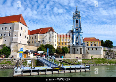 Bello e pittoresco, Durnstein è un borgo medievale in Austria la valle di Wachau e è una popolare destinazione per una crociera sul fiume di passeggeri. Foto Stock