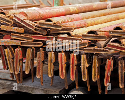 Pila di rusty ponteggi posti con piedini angolari caricato su un autocarro flatback crea un interessante pattern in Anstruther, East Neuk,Fife, Scozia, Regno Unito Foto Stock