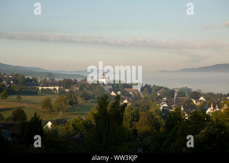 Basso appeso nebbia di mattina oltre la montagna villaggio termale di Grafschaft negli sport invernali regione di Sauerland, Germania Foto Stock