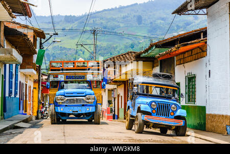 Vista sul tipico pollo colorato pullman vicino Jerico Antioquia, Colombia, Sud America Foto Stock