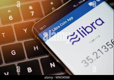 New york, Stati Uniti d'America - 12 settembre 2019: Facebook libra coin menu app nella schermata dello smartphone vicino la vista Foto Stock