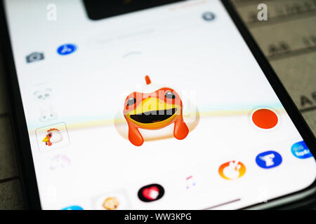 Parigi, Francia - Sep 12, 2019: ultima iPhone 11 Pro dotato di più carattere Animoji con la faccia di pollo che esprimono grande faccia sorridente sentimenti Foto Stock