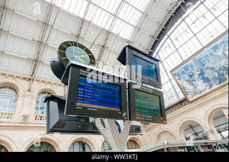 Parigi, Francia - Luglio 14, 2011: calendario Arrivo Partenza display monitor bordo interno parigino di Gare de l'Est Foto Stock