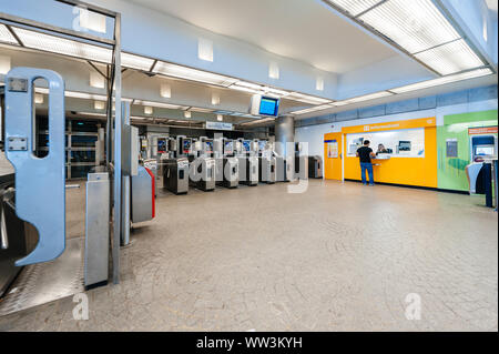 Parigi, Francia - Luglio 14, 2011: Vuoto stazione della metropolitana con singolo uomo chiedendo informazioni presso la postazione di help desk Foto Stock