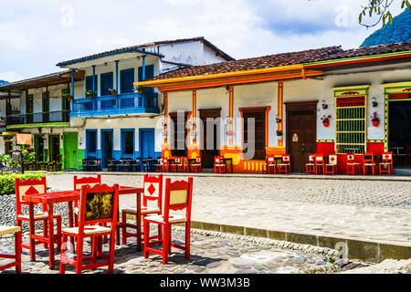 Vista su architettura coloniale nella pittoresca cittadina di Jardin, Antioquia, Colombia Foto Stock