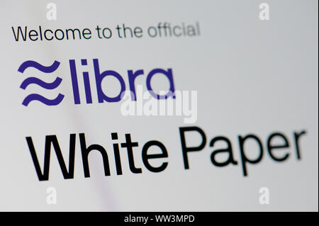 New york, Stati Uniti d'America - 12 settembre 2019: Guardando facebook libra white paper su uno schermo del notebook Vista ravvicinata Foto Stock