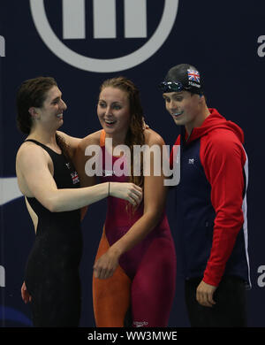 Gran Bretagna Jessica-Jane Applegate ha, Betania Firth e Thomas Hamer dopo aver vinto con un record del mondo nella miscela di 4x100m relè Freestyle S14 Ultima durante il giorno quattro del mondo Para Nuoto Campionati di Allianz a Londra centro acquatico, Londra. Foto Stock