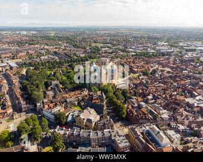 Foto aerea della città di York situato nel nord-est dell' Inghilterra e fondata dagli antichi romani, Minster storica cattedrale nel centro della città Foto Stock