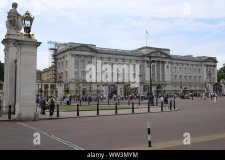 Agosto 2019. I turisti nella parte anteriore della parte anteriore orientale di Buckingham Palace facciata, REGNO UNITO Foto Stock