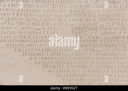 Alcuni dei molti nomi al Canadian WWI memoriale per i soldati che non hanno conosciuto-grave che restano mancanti sul Campo di Battaglia di Somme a Vimy Ridge Foto Stock
