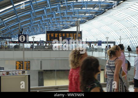 Agosto 2019. Pendolari presso l'atrio principale di Londra Waterloo Stazione ferroviaria camminare davanti a un scheda di partenze, London, Regno Unito Foto Stock