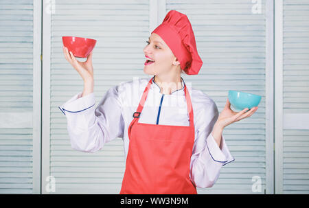 Donna cuocere tenere bocce. Come molte porzioni desiderate mangiare. Calcolare la quantità di calorie si consumano. Calcolare la normale porzione di cibo. Calcola il tuo cibo porzioni dimensioni. La dieta e dieta concetto. Foto Stock