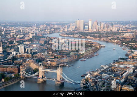Agosto 2019. Vista aerea del fiume Tamigi, guardando ad est, con il Tower Bridge in primo piano e da Canary Wharf in background. Foto Stock