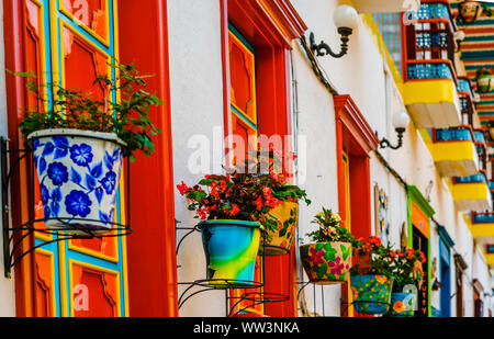 Vista su piante di fronte di edifici coloniali del Jardin, Colombia Foto Stock