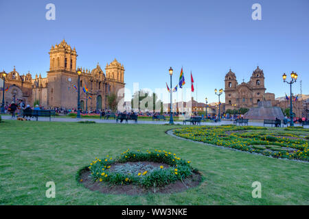 Gente del posto al Cusco Plaza de Armas Cusco durante il tramonto, nel tardo pomeriggio, nella Valle Sacra, nella città di Cuzco, Perù. Foto Stock