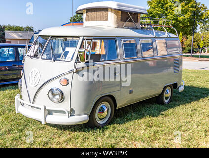 HICKORY, NC, Stati Uniti d'America-7 SETTEMBRE 2019: una vendemmia 1967 Volkswagen 11 finestra Kombi, con camper pacchetto. Ultimo anno di finestra divisa. Foto Stock