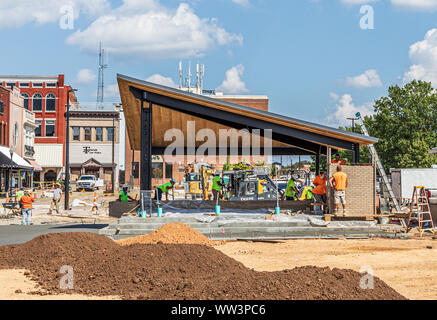 HICKORY, NC, Stati Uniti d'America-3 SETTEMBRE 2019: i lavoratori la costruzione di una struttura unica sulla piazza principale del centro cittadino. Foto Stock
