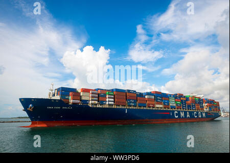 MIAMI - 5 Settembre 2019: una nave portacontainer di proprietà della società CMA CGM PortMiami foglie. Foto Stock