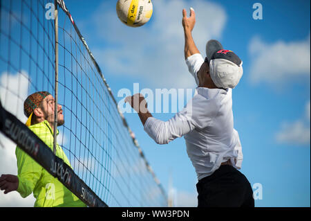 MIAMI - Dicembre 29, 2017: giovani uomini giocare un gioco informale di pallavolo a South Beach. Foto Stock