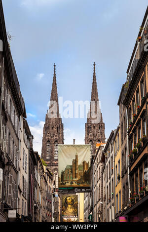 Bella e imponente cattedrale di Clermont Ferrand in Francia, realizzato da scure rocce vulcaniche alleggerire dal tramonto dorato della luce del sole Foto Stock