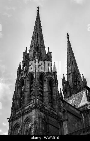 Bianco e nero, artistico, bella vista della imponente cattedrale di Clermont Ferrand in Francia, realizzato da scure rocce vulcaniche Foto Stock