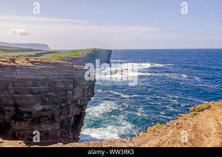 Yesnaby scogliere spettacolari vecchio rosso scogliere di arenaria a ovest la costa atlantica del continente alle Isole Orcadi Scozia Scotland Foto Stock