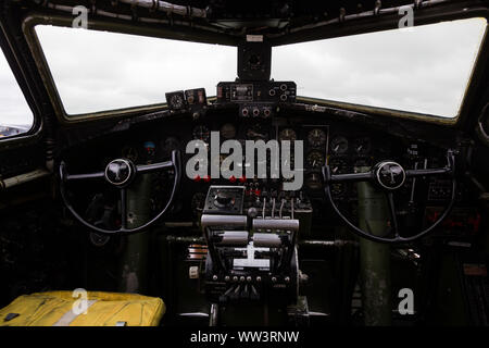 Il cockpit di 'Texas Raiders,' un autenticamente ristrutturata WWII B-17G Flying Fortress Bomber seduta sul display statico al Fort Wayne Airshow. Foto Stock