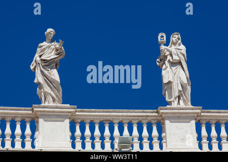 Dettaglio delle statue di santi che corona il porticato di San Pietro costruita su 1667 sulla Città del Vaticano Foto Stock