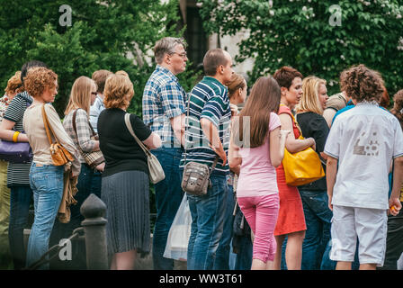 Mosca, Russia - 15 Maggio 2010: un gruppo di persone in abiti colorati di diversa età stare in linea in attesa di qualcosa. Foto Stock