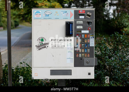 Fornitore di sigaretta macchina nella strada sulla piazza centrale del villaggio tedesco di Grafschaft Foto Stock