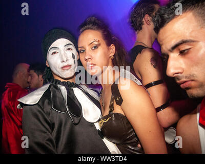 I giovani in costume al nightclub Haoman 17, Tel Aviv, Israele Foto Stock