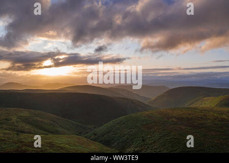 Vista aerea su scenic hills a stormy drammatica sunrise nello Shropshire, Regno Unito Foto Stock