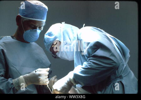 I chirurghi di eseguire la sostituzione del ginocchio sterile in scena chirurgica.