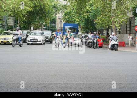 Atene GRECIA - Luglio 15 2019; i veicoli in attesa nella zona di intersezione per spostare off quando sicuro. Foto Stock