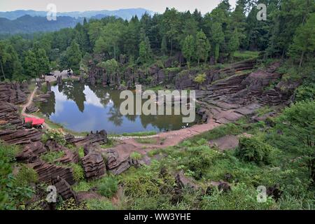 La pietra rossa la Foresta Nazionale dei Geoparchi, noto anche come montagna Guzhang situato nella provincia del Hunan, Cina. Il parco è stato classificato come AAA scenic area della Cina Foto Stock