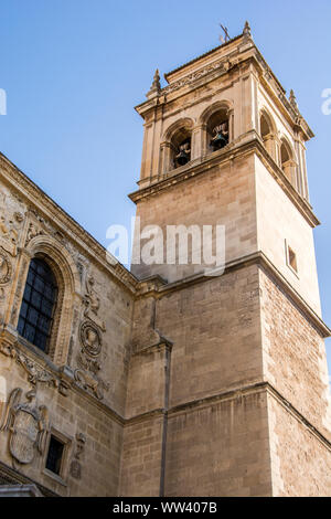 Il campanile di una chiesa nel centro di Granada, Spagna. Foto Stock