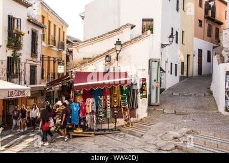 Il mercato delle pulci e delle strade di Alcaiceria, Granada Spagna. È il Grand Bazaar di Granada e l'originale mercato della seta moresca. Foto Stock