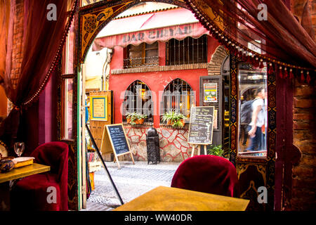 Il mercato delle pulci e delle strade di Alcaiceria, Granada Spagna. È il Grand Bazaar di Granada e l'originale mercato della seta moresca. Foto Stock