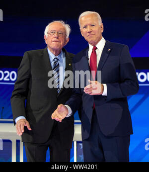 Houston, Texas, Stati Uniti d'America. Xii Sep, 2019. I principali candidati per il presidente che si è qualificato per il terzo dibattito democratico comportano per le foto sul palco al Texas Southern University. Da sinistra il senatore BERNIE SANDERS, ex Vice presidente Joe Biden. Credito: Brian Cahn/ZUMA filo/Alamy Live News Foto Stock