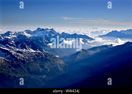 Alpi Francesi visto dall'Aiguille du Midi a Chamonix Francia. Foto Stock