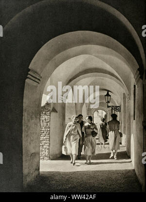 Questa arcade nella cittadina, non lontano da Piazza Wallenstein, non ha perso il fascino di altri tempi. È solo il suono delle orme di vita workaday oggi ha preso il posto di splendidamente accoutred cavalieri. Praga, 1900 Foto Stock