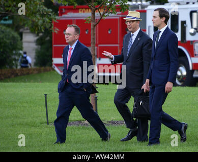 Settembre 12, 2019, Washington, Distretto di Columbia, Stati Uniti d'America: da sinistra a destra: deliberando il capo del personale della Casa Bianca, e il Direttore dell Ufficio di gestione e di bilancio (OMB) Mick Mulvaney, Casa Bianca Direttore degli Affari Legislativi Eric Ueland, e Senior Advisor Jared Kushner seguire il Presidente degli Stati Uniti, Trump a Marina Uno dopo che il Presidente ha preso le domande da reporter come egli ha preparato per discostarsi il South Lawn della Casa Bianca a Washington DC per la casa 2019 Conferenza repubblicana Stati Retreat cena a Baltimora, Maryland il Giovedì 12 Settembre, 2019 (credito Immagine: © Foto Stock