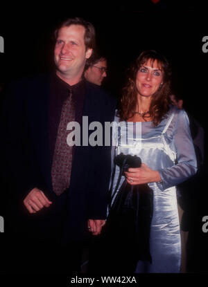 Hollywood, California, Stati Uniti d'America 6 dicembre 1994 attore Jeff Daniels e moglie Kathleen Rosmarino Treado frequentare la New Line Cinema 'Dumb e scemo' Premiere il 6 dicembre 1994 presso Pacific's Glossari Affini cupola in Hollywood, California, USA. Foto di Barry re/Alamy Stock Photo Foto Stock