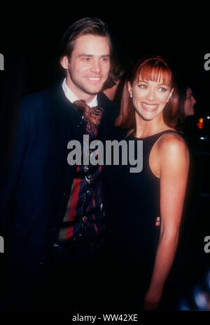 Hollywood, California, Stati Uniti d'America 6 dicembre 1994 attore Jim Carrey e attrice Lauren Holly frequentare la New Line Cinema 'Dumb e scemo' Premiere il 6 dicembre 1994 presso Pacific's Glossari Affini cupola in Hollywood, California, USA. Foto di Barry re/Alamy Stock Photo Foto Stock