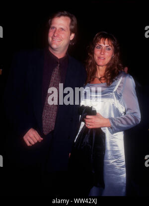 Hollywood, California, Stati Uniti d'America 6 dicembre 1994 attore Jeff Daniels e moglie Kathleen Rosmarino Treado frequentare la New Line Cinema 'Dumb e scemo' Premiere il 6 dicembre 1994 presso Pacific's Glossari Affini cupola in Hollywood, California, USA. Foto di Barry re/Alamy Stock Photo Foto Stock