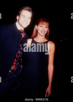 Hollywood, California, Stati Uniti d'America 6 dicembre 1994 attore Jim Carrey e attrice Lauren Holly frequentare la New Line Cinema 'Dumb e scemo' Premiere il 6 dicembre 1994 presso Pacific's Glossari Affini cupola in Hollywood, California, USA. Foto di Barry re/Alamy Stock Photo Foto Stock