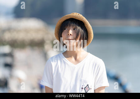 Ragazza alla fattoria dei delfini Foto Stock