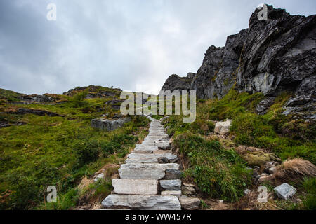 Sentiero da Reinebringen di Reine, isole Lofoten in Norvegia Foto Stock