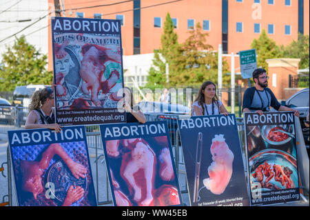 Houston, Texas - 12 Settembre 2019: piccolo gruppo di sostenitori di briscola e anti-aborto protesta degli attivisti democratici fuori discussione principale sede vicino Foto Stock