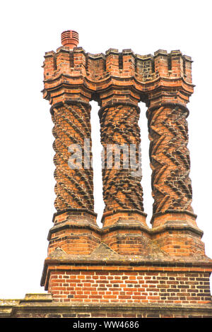 Isolato dettagli architettonici di tre decorativa del secolo XVI camini su Enrico VIII Hampton Court Palace, con sfondo bianco Foto Stock